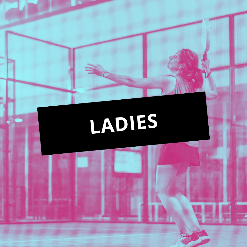 Une joueuse de padel en action sur le court, énergie et convivialité à Mulhouse