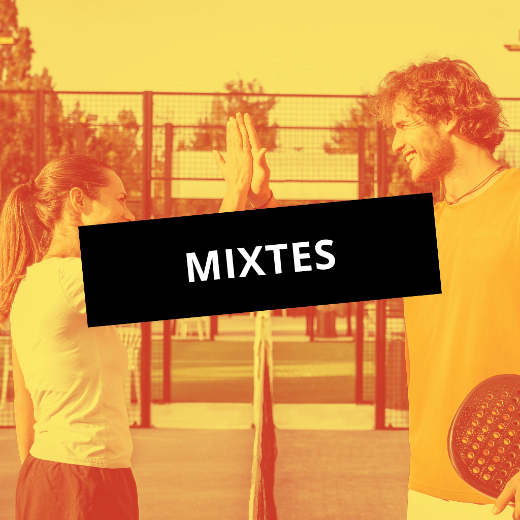 Un match de padel mixte avec joueurs et joueuses réunis sur le court à Mulhouse