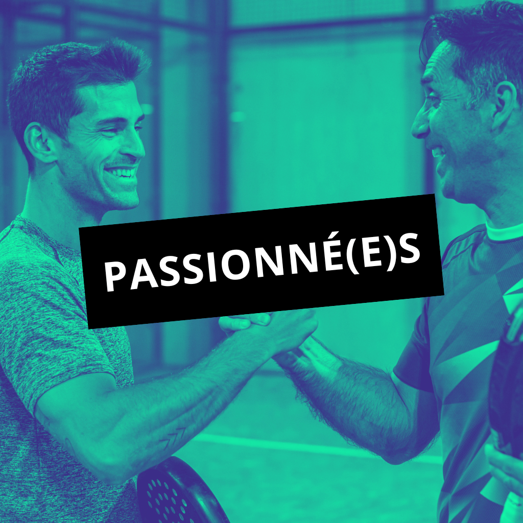 Un match de padel en double masculin, deux équipes s’affrontent sur le court à Mulhouse